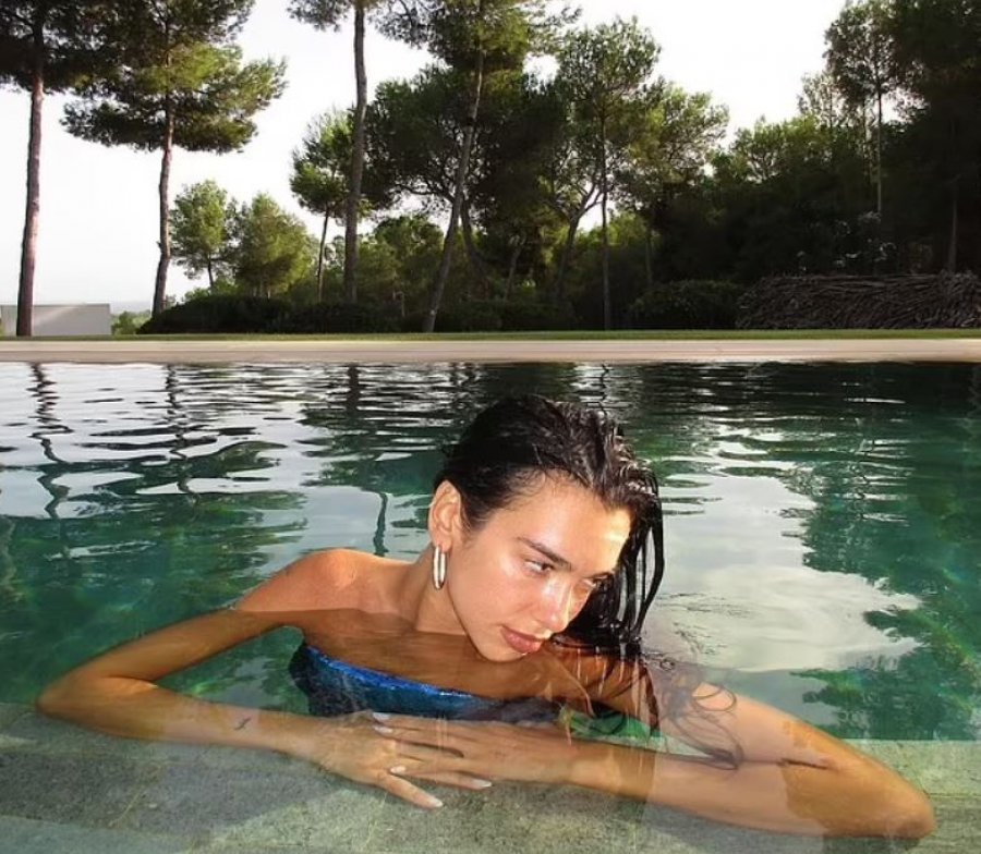 FOTO/ Dua Lipa ‘rrit’ temperaturat me pozat e saj sensuale në pishinë