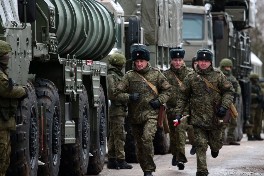 Zyrtarët amerikan: Rusia po përballet me mungesa të rënda të personelit ushtarak