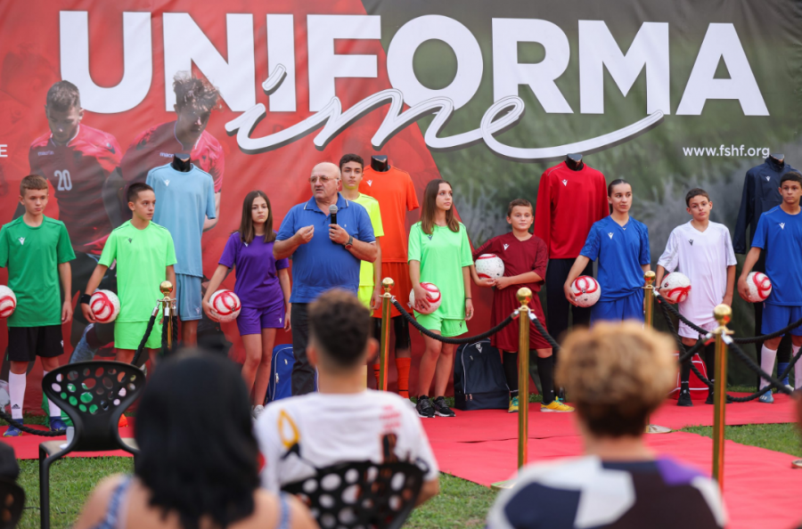 ‘Uniforma Ime’ mbërrin dhe në Gjirokastër, Dervishaj: Projekti po ndikon që tani në afrimin e fëmijëve me futbollin