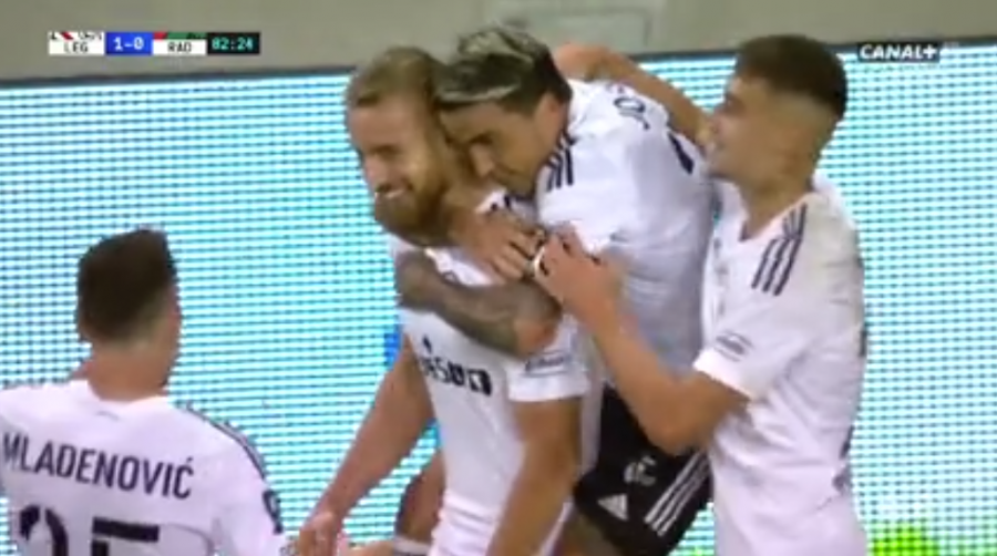 VIDEO/ Muçi futet nga stoli dhe bëhet protagonist në golin e fitores së Legias