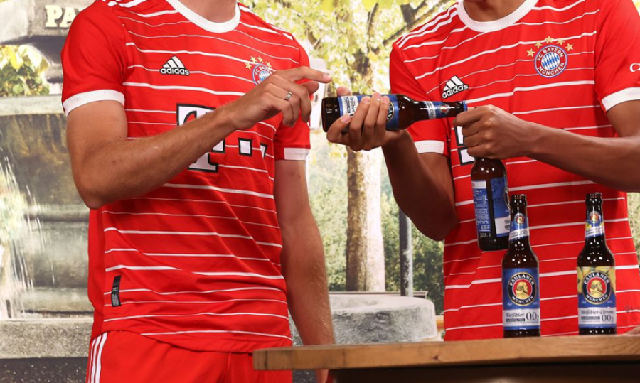 VIDEO/ Muller i mëson shokut të ekipit të papërvojë se si të hap një birrë, por ai dështoi...
