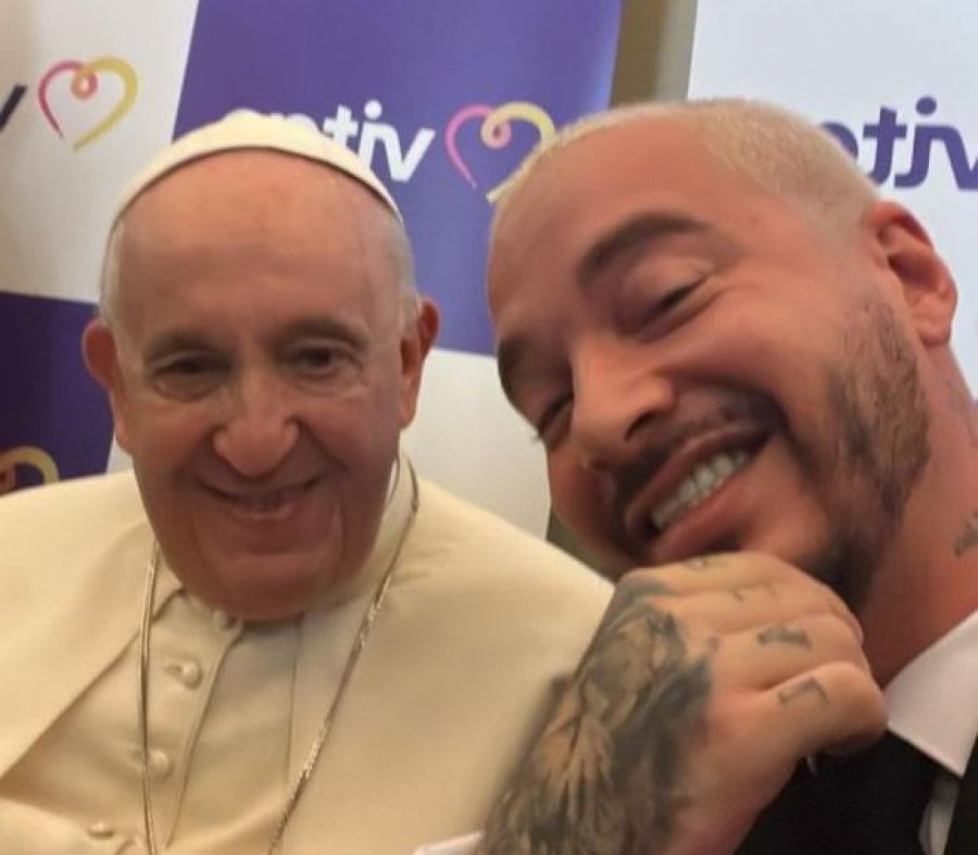 Duke buzëqeshur nën ritmet latine, J Balvin takohet me Papa Franceskun