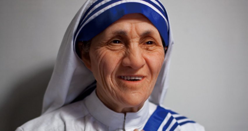 Përkujtohet 6 vjetori i shenjtërimit të Nënë Terezës dhe 25 vjetori i ndarjes së saj nga jeta