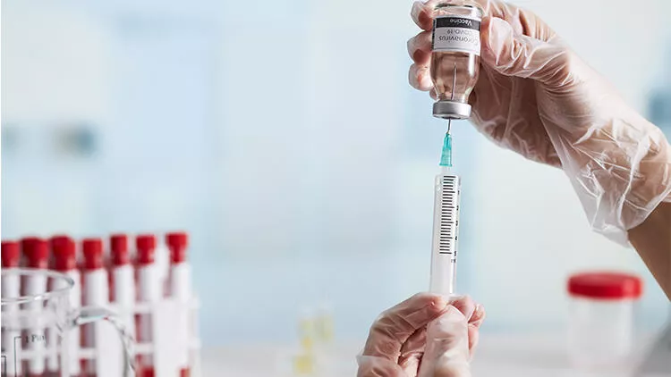Miratohet vaksina e parë anti-COVID në formën e spray