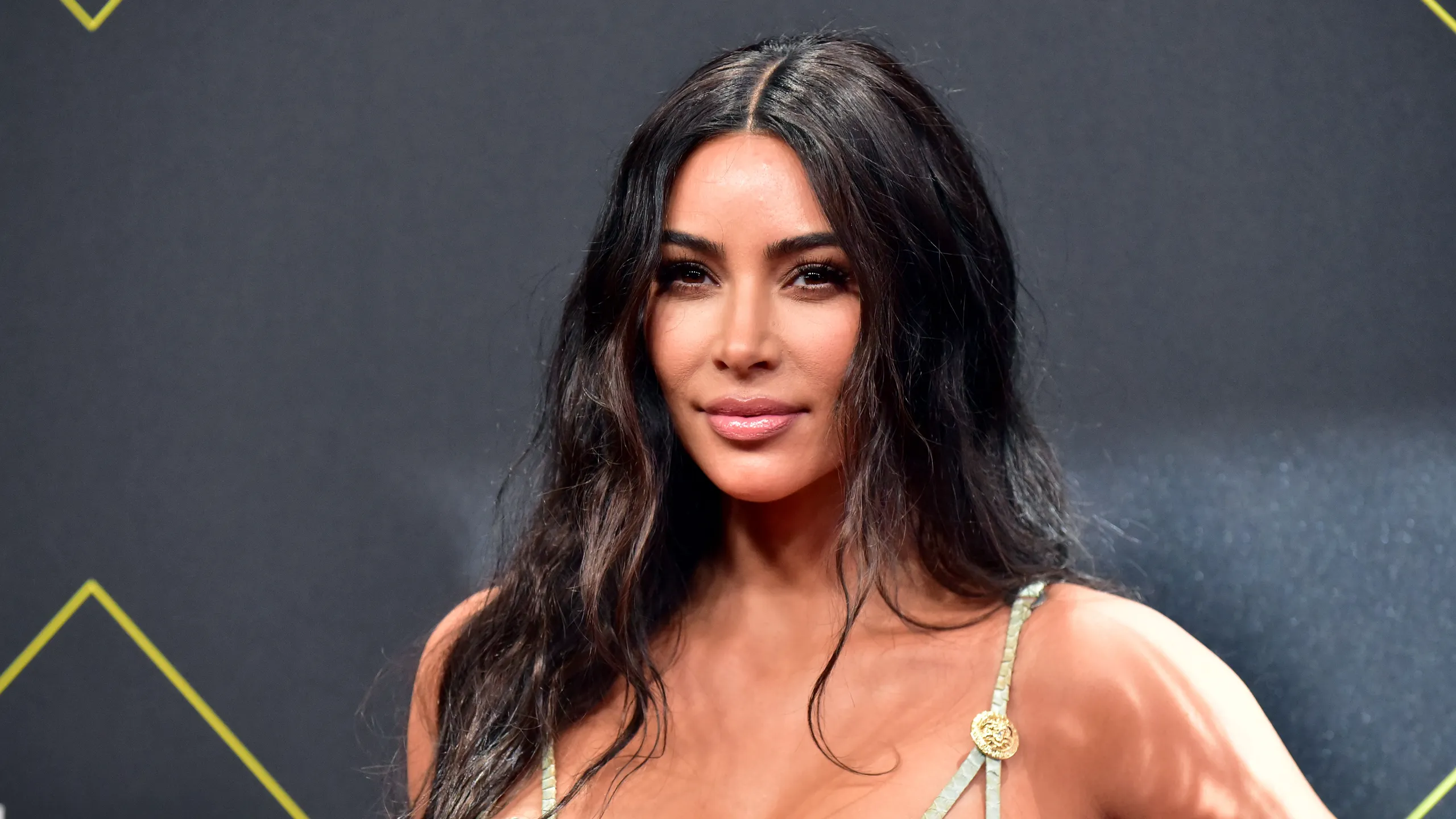 Kim Kardashian ‘thyen’ rrjetin, ekspozon të pasmet bombastike për intervistën 'American Dream'