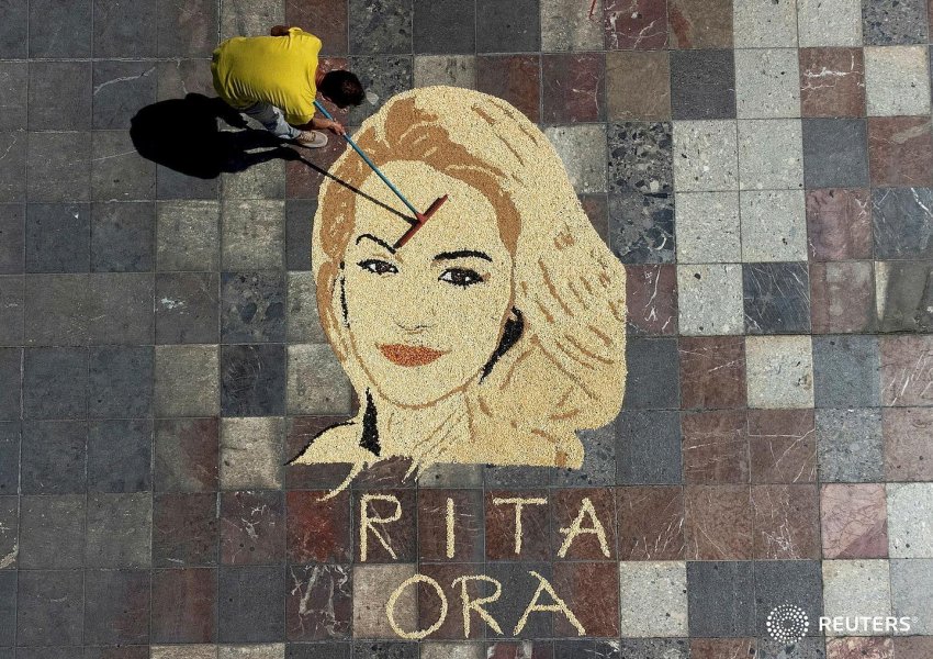 FOTO+VIDEO/ Portreti i Rita Orës në Tiranë, artisti nga Kosova e realizon me grurë, oriz dhe misër