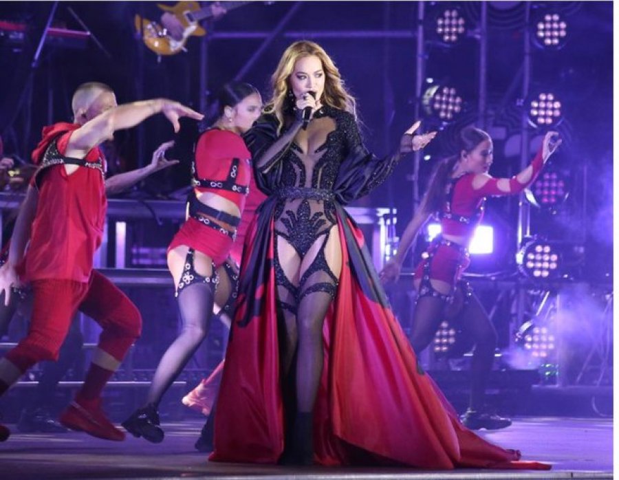 FOTO/ Në skenë kuq e zi, Rita Ora 'ndez' Tiranën