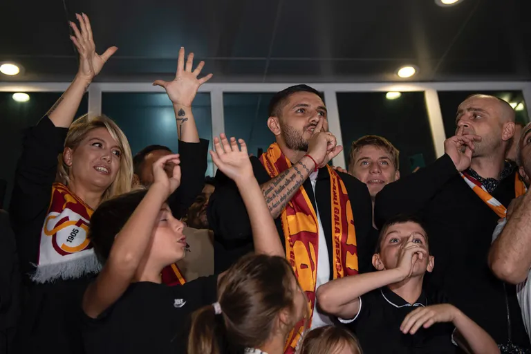VIDEO/ Tifozët e Galatasarayt bllokojnë makinën e Icardit dhe Wanda Narës