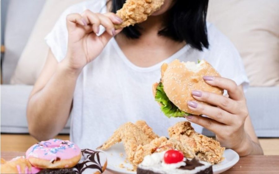 Ekspertët këshillojnë se si të parandaloni konsumimin e ushqimit kur jeni të stresuar