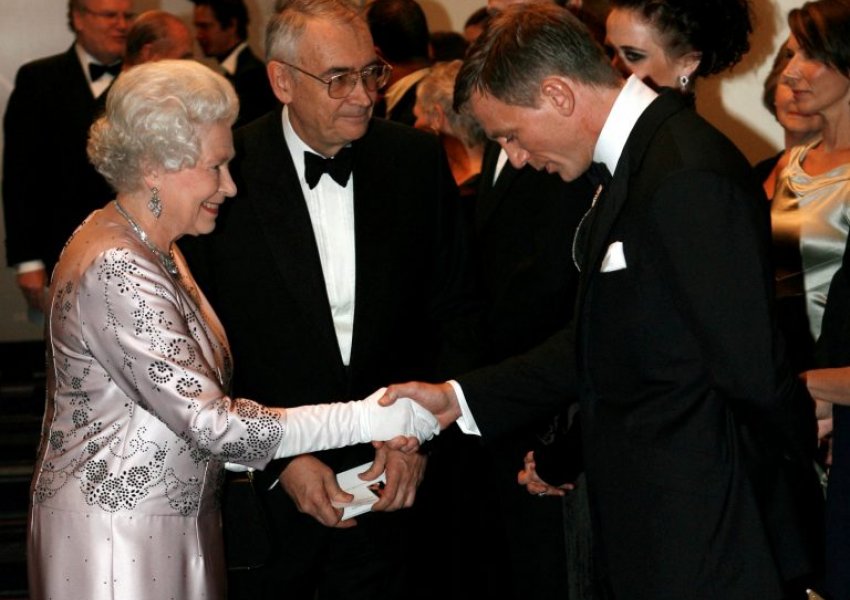 Daniel Craig: Nuk do ta shohim më kurrë dikë si mbretëresha Elizabeth 