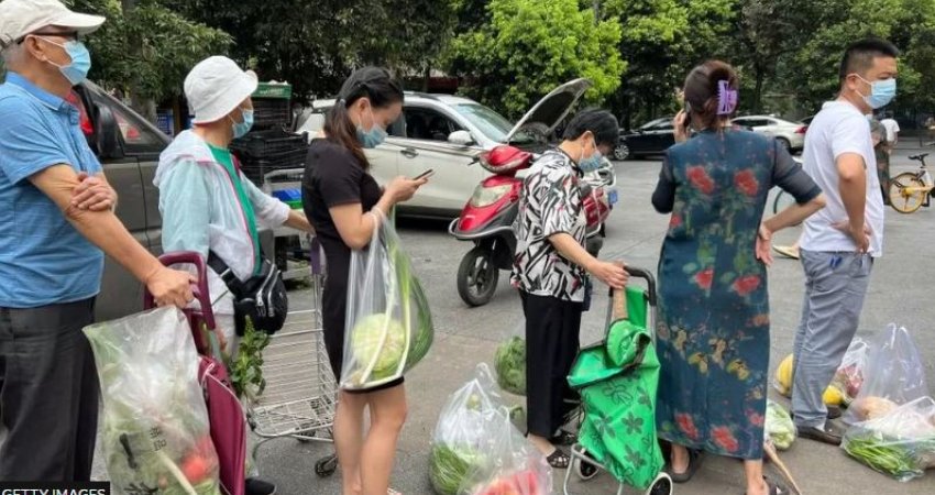 Kufizimet për COVID-19 në Kinë i lanë qytetarët pa ushqim dhe gjësende elementare