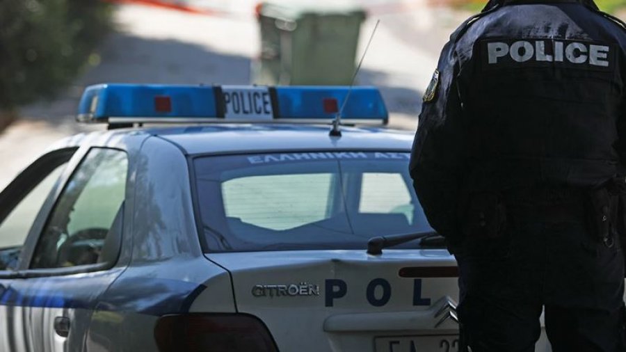 Njëri në kërkim për plagosje, tjetri për vjedhje, arrestohen dy të rinj shqiptarë në Greqi