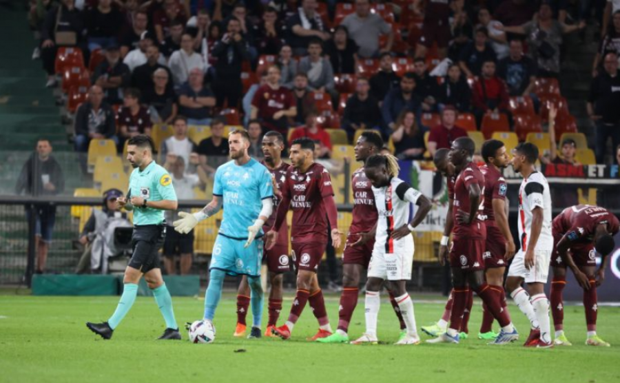 VIDEO/ Ndeshje e 'çmendur' në Francë: Nëntë gola, tre kartonë të kuq dhe një ndërprerje për shkak të kërcënimeve ndaj arbitrit