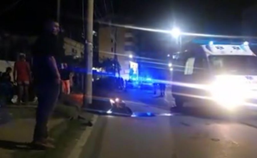 VIDEO-EMRI/  Aksidenti i frikshëm, ja si është përplasur motoçikleta në Shëngjin