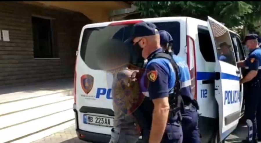 Arrestohet i dehuri në Patos, kërcënoi me gërshërë policin në komisariat