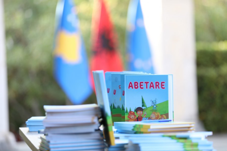 Para dy dekadash, 77 mijë nxënës në klasë të parë - sivjet vetëm 29 mijë!