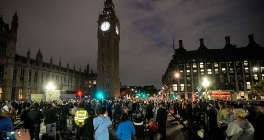 Londra mban një minutë heshtje në prag të funeralit të Elizabeth II