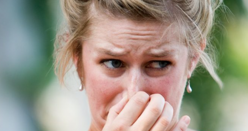 Ndieni një erë të pakëndshme nga hunda: Simptoma e “neveritshme” tregon katër probleme shëndetësore