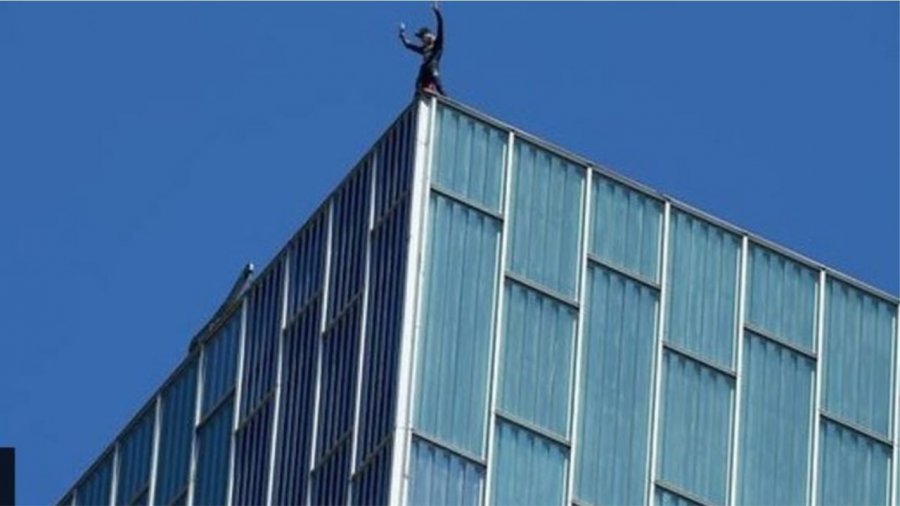 60-vjeçari ngjitet në kullën  48-katëshe në Paris pa asnjë pajisje sigurie