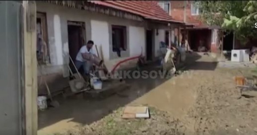 VIDEO/ Banorët heqin baltën me kova nga shtëpitë e tyre pas vërshimeve të mëdha