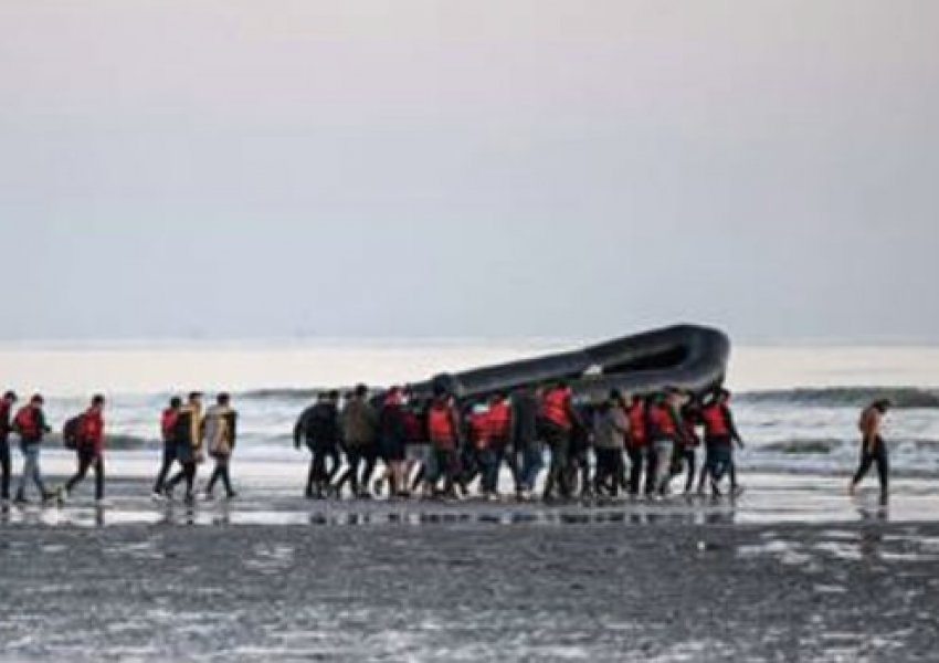 The Telegraph: 9000 shqiptarë kanë mbërritur në Britani deri në shtator nga Kanali Anglez
