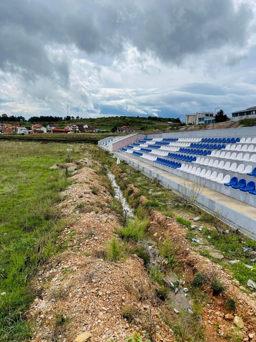 Vaki kosovare: Ndërtohet tribuna e vendosen ulëset, por fusha mungon!