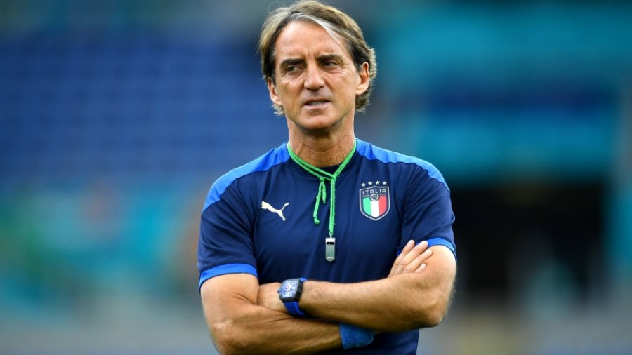 Mungesat e detyrojnë Mancinin të ndryshojë skemën e Italisë