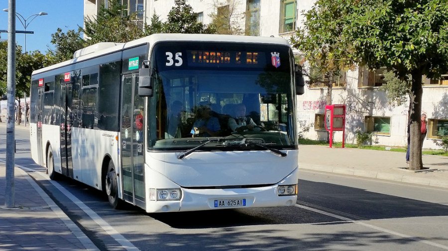 Hapi derën e autobusit dhe ra poshtë pasagjerja, arrestohet shoferi në Tiranë.