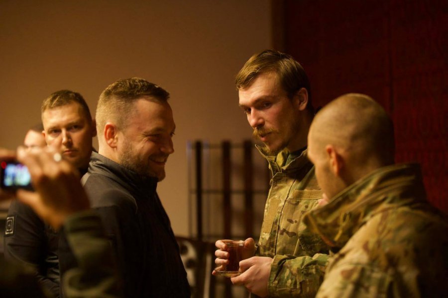 FOTO/ Lirohen me shkëmbim, 215 heronj ukrainas edhe të Azovstal, ndër ta komandanti Prokopenko