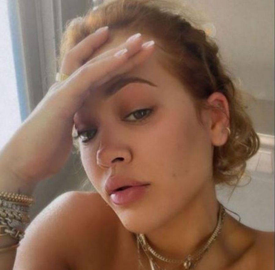 Pasi konfirmoi publikisht martesën, Rita Ora shfaqet topless në rrjetet sociale