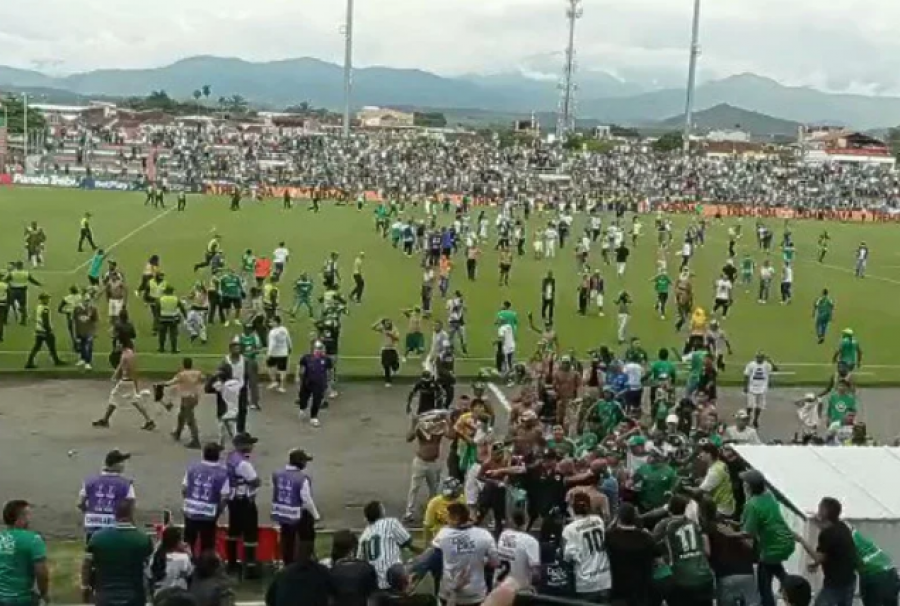 Kaos i paparë në ndeshje: 1400 tifozë zbresin në fushë, legjenda kolumbiane bie pre e dhunës