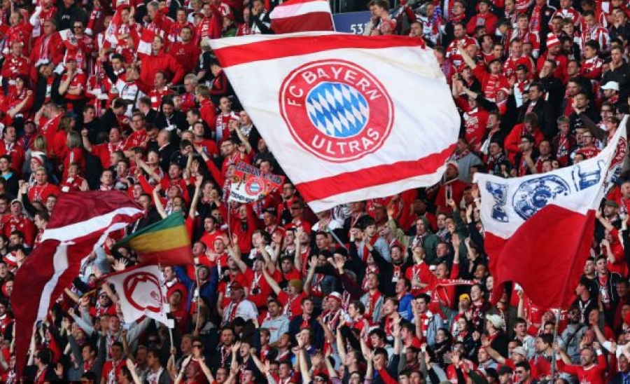 Tifozët e Bayern Munchen dalin në protestë për anulimin e kontratës me Katarin