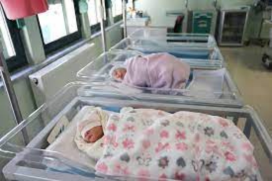 E rëndë në Kosovë, nëna lind foshnjën e vdekur, infermierja i çon një tjetër