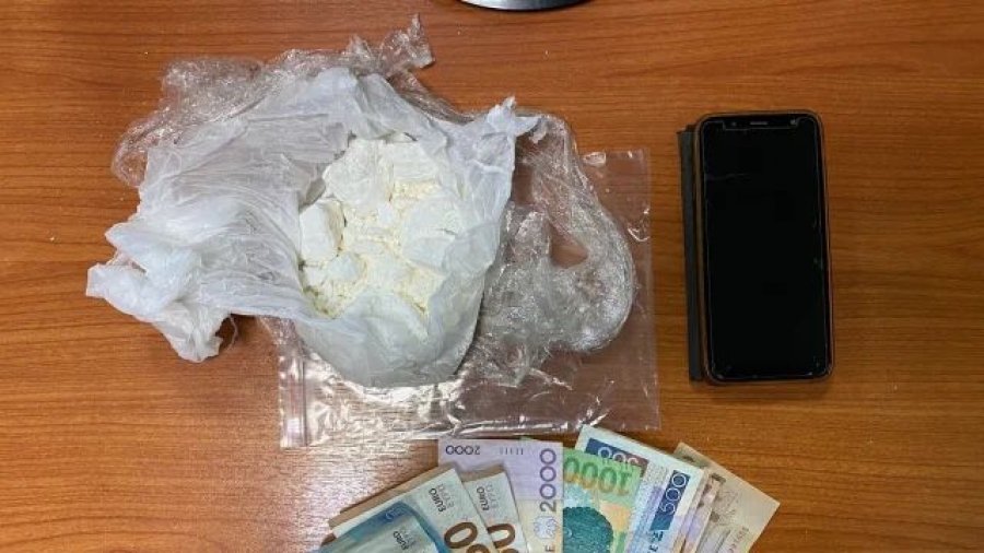 U kapën me kokainë në makinë, arrestohen 2 shpërndarësit shqiptarë të drogës në Greqi
