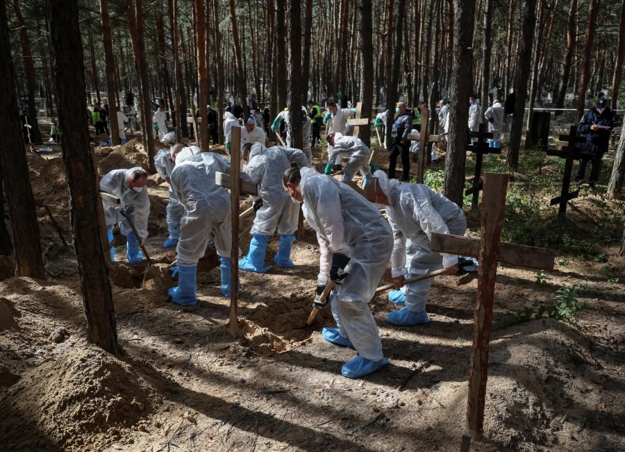 Zyrtarët ukrainas përfundojnë zhvarrosjen e 436 trupave në varrin masim në Izium