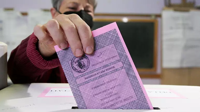 Mbyllet votimi, Exit-pollet tregojnë një fitore dërrmuese të koalicionit të djathtë në Itali