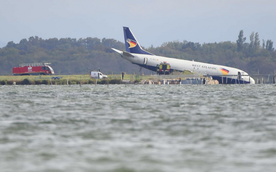 Francë, avioni del nga pista dhe bie në ujë: Mbyllet aeroporti i Montpellier