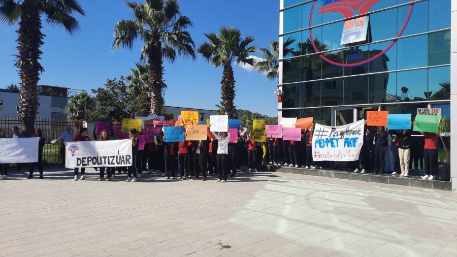 Mbyllja e kolegjit turk, nxënësit protestojnë të hënën para Ministrisë së Arsimit