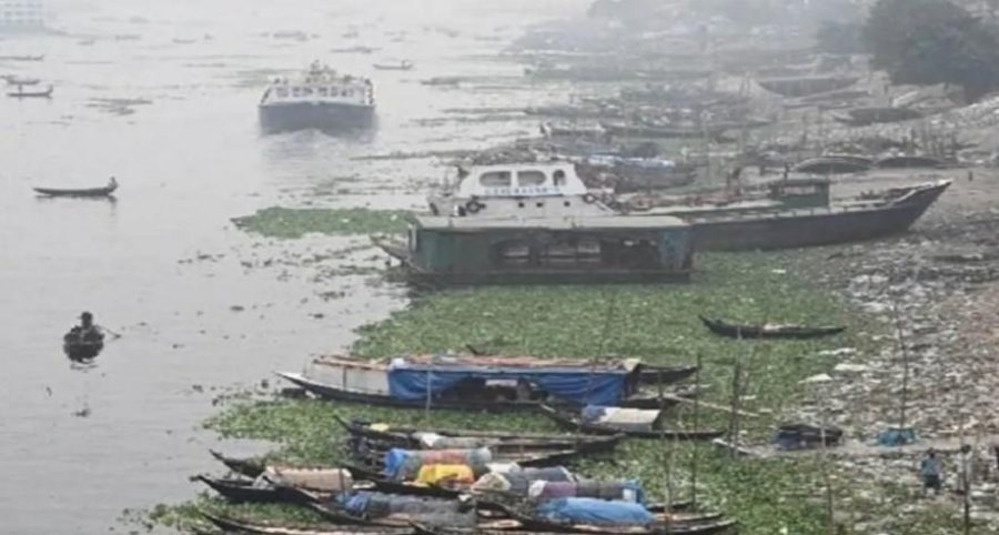 Përmbyset varka në lum, mbyten 23 persona, zhduken disa të tjerë