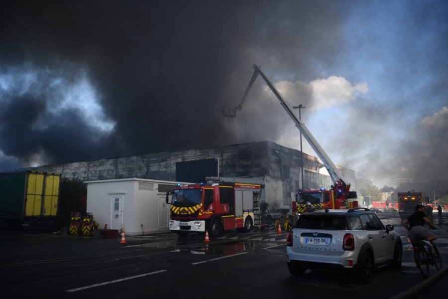 Zjarr në tregun më të madh pranë Parisit 