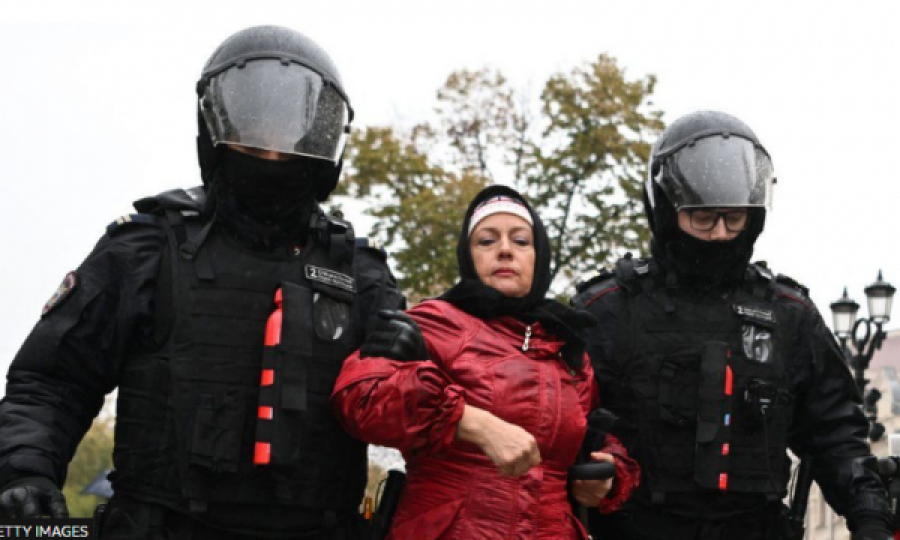 Qindra të arrestuar në protestat kundër vendimit të Putinit për dërgimin e civilëve në luftë