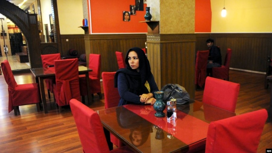 ‘Na e vërtetoni që jeni të martuar’/ Çiftet në Afganistan detyrohen t’i shmangin restorantet, ja si është situata atje