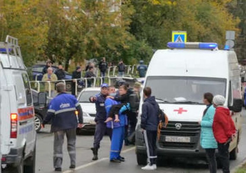 Gjashtë të vdekur dhe disa të plagosur pasi një person i armatosur hapi zjarr në një shkollë në Rusi