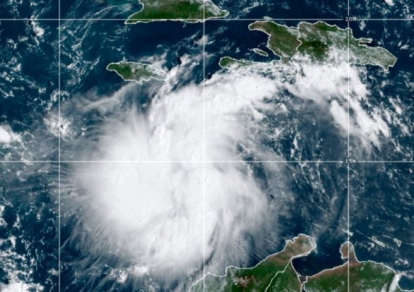 Furtuna tropikale Ian forcohet ndërsa lëviz drejt Kubës dhe Floridas