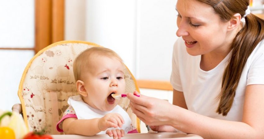 Aplikimi i ushqimeve në menynë e fëmijëve: Kur bebja bën të hajë mjaltë?