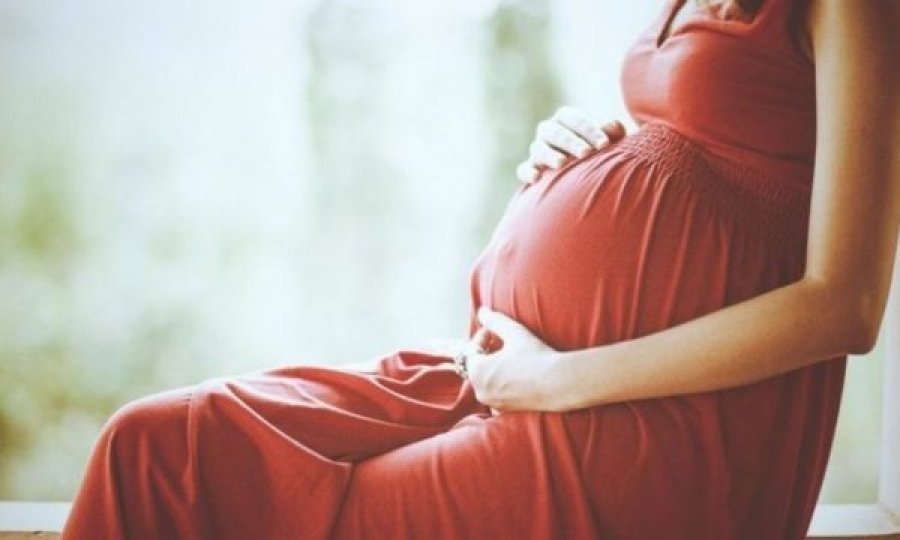 Ushqimet që duhet t’i shmangin gratë shtatzëna