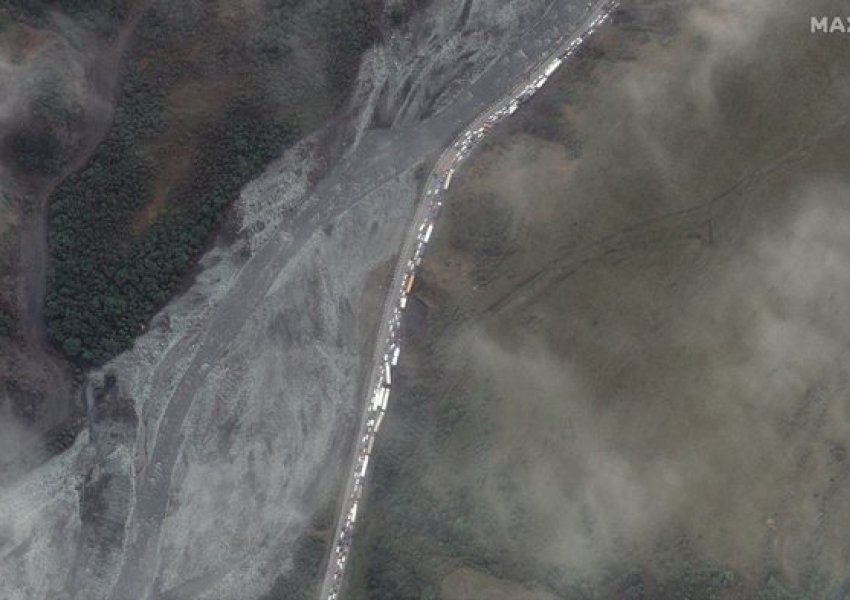 Pamjet satelitore nga rradha kilometrike në Rusi që presin të kalojnë kufirin me Gjeorgjinë