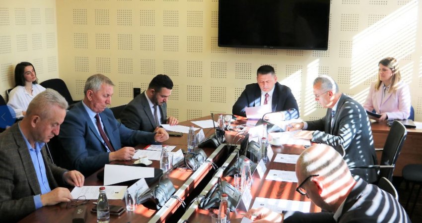Komisioni për Çështje të Sigurisë miraton në parim tri projektligje, diskutohet edhe largimi i pjesëtarëve të FSK-së
