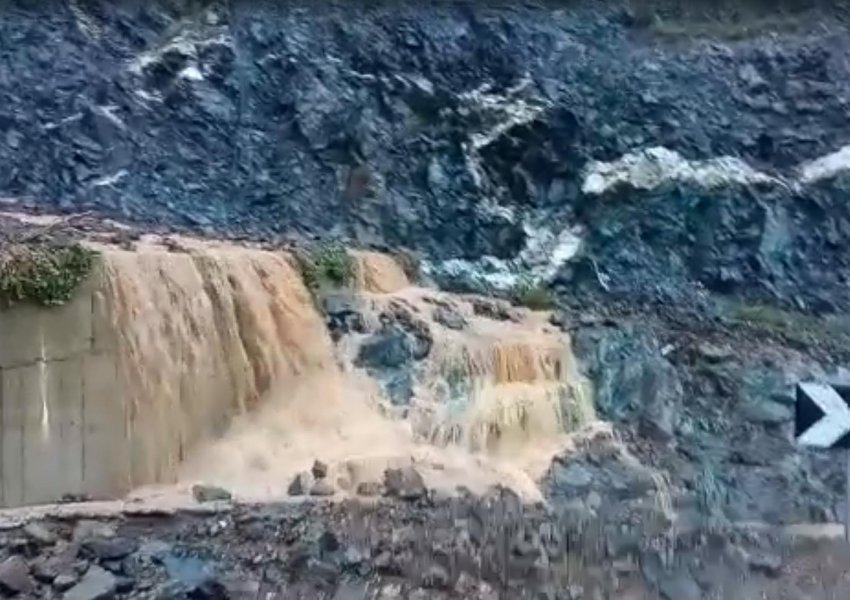 VIDEO/ Vërshime uji dhe rrëshqitje dheu në aksin Rrëshen-Bukmirë, banorët: Situatë e rëndë