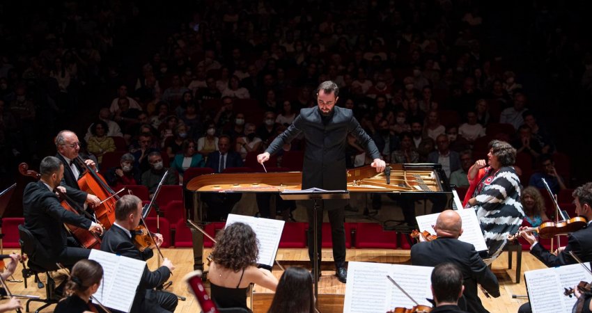 Orkestra e Filharmonisë me performancë të mrekullueshme në Izmir të Turqisë
